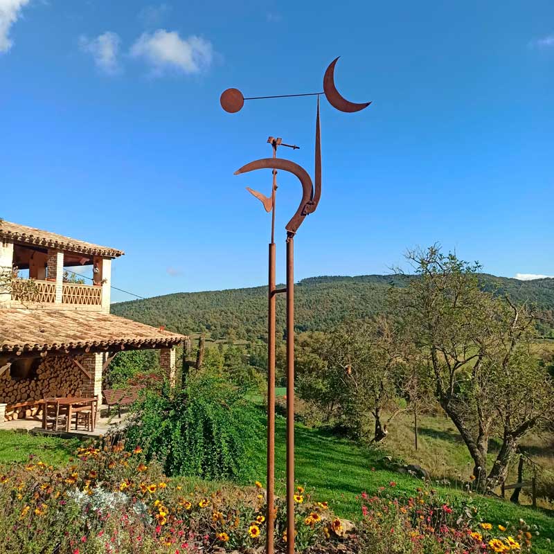 Instalación de la escultura “Llaurant el cel dia i nit”